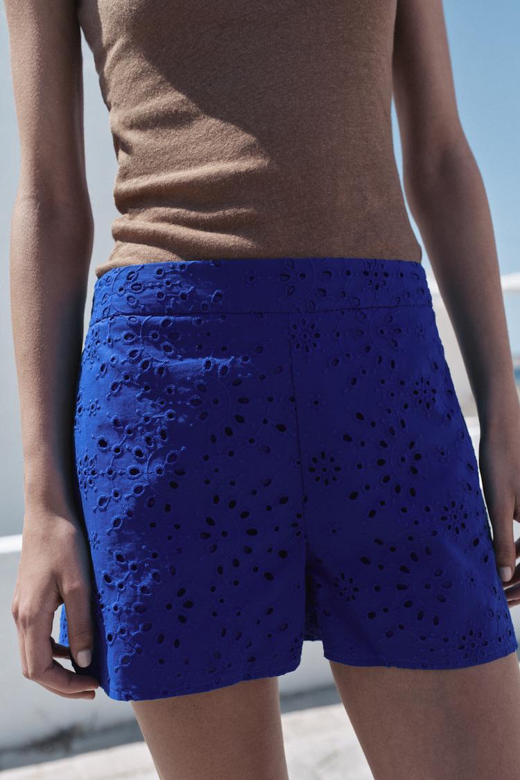 PANTALONES CORTOS BERMUDA BORDADOS PERFURADOS