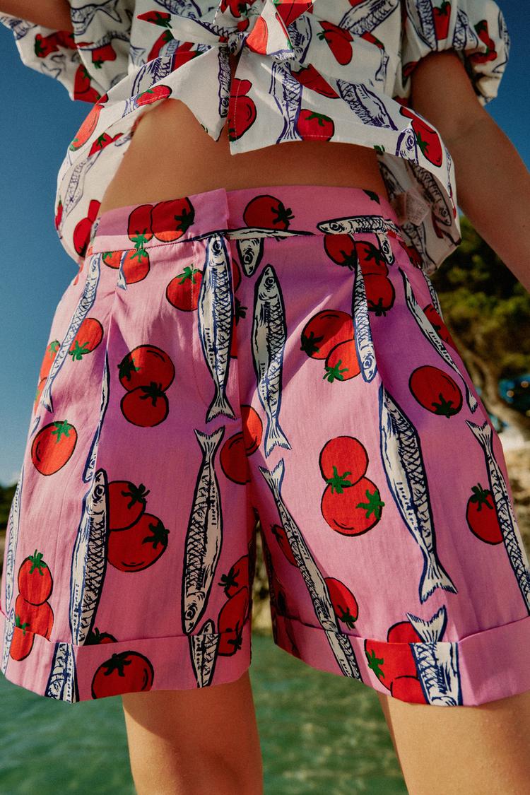 PANTALONES CORTOS BERMUDA ESTAMPADOS CON PINZAS