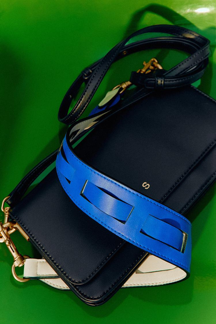 BOLSO A BANDOLERA CON DETALHE NA TIRANTE