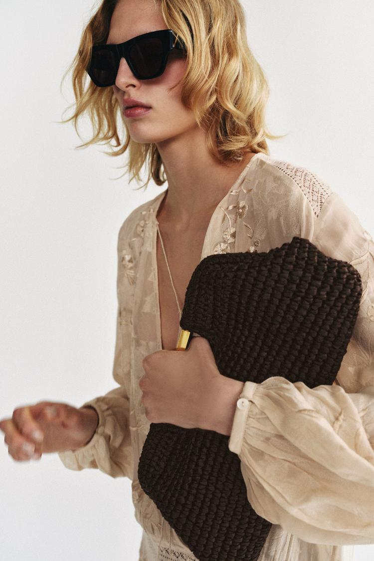 BOLSA CLUTCH CON CORPO TRENZADO
