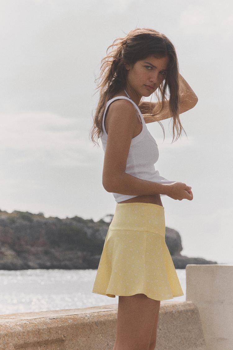 PANTALONES CORTOS ACETINADOS CON FALDA